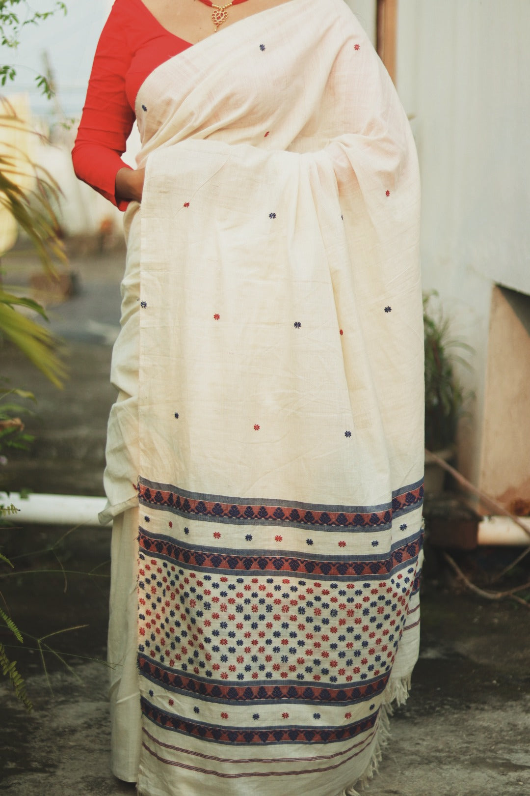 White Cotton handwoven saree With heavy pallu