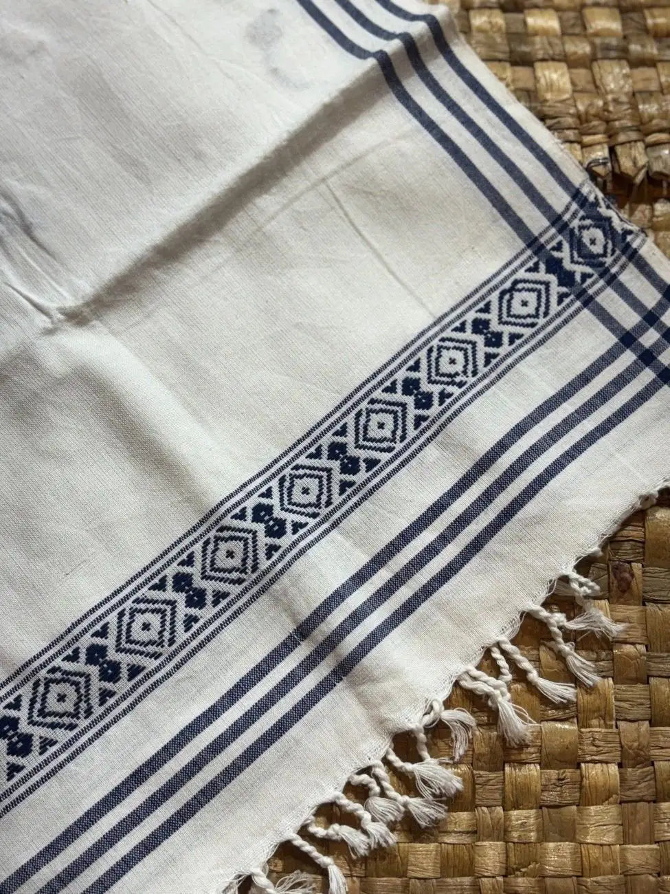 White & Blue Table Runner – image 3