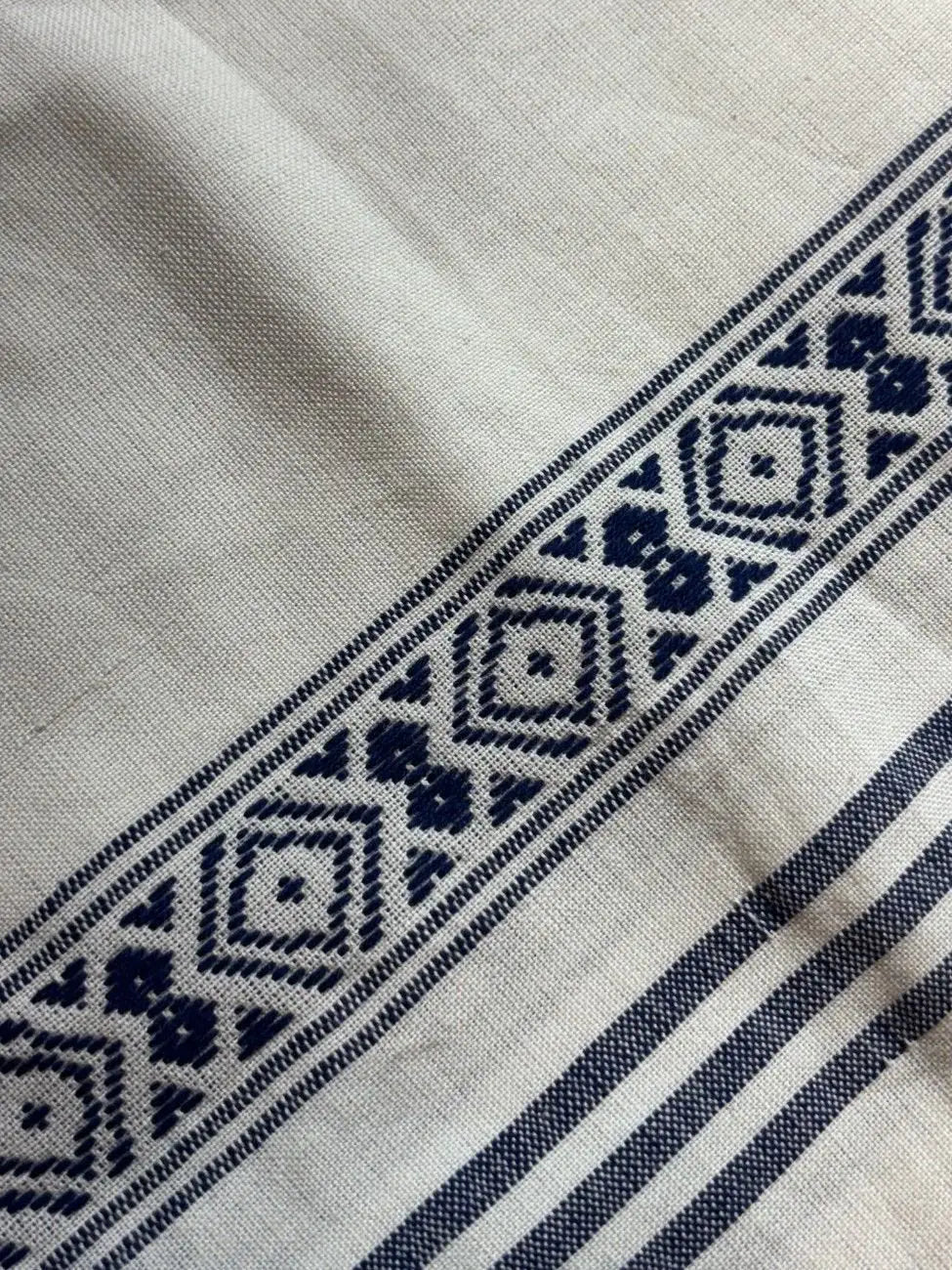 White & Blue Table Runner – image 2